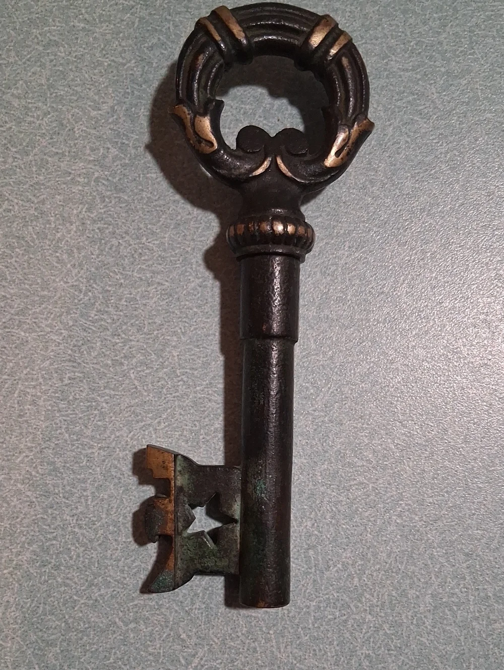 Ornate Vintage-Style Skeleton Key in Black & Aged Gold
